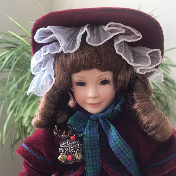 NIB Paradise Galaries of the World’s Finest Porcelain Dolls NOELLE - Picture 3 of 14